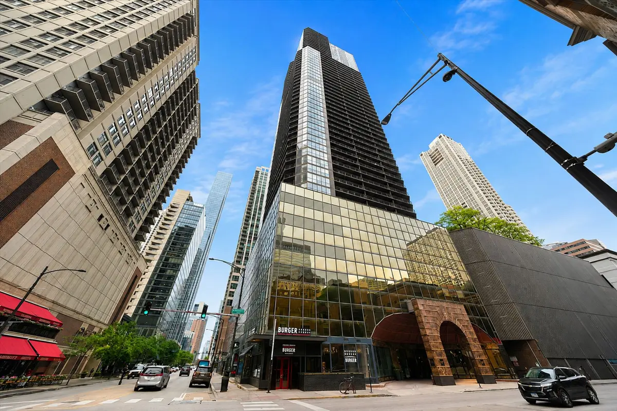 10 E Ontario Street
