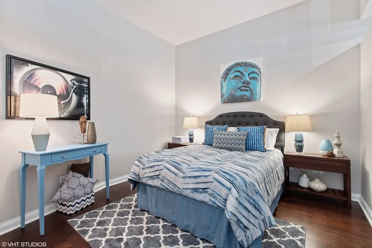 230 W DIVISION Street