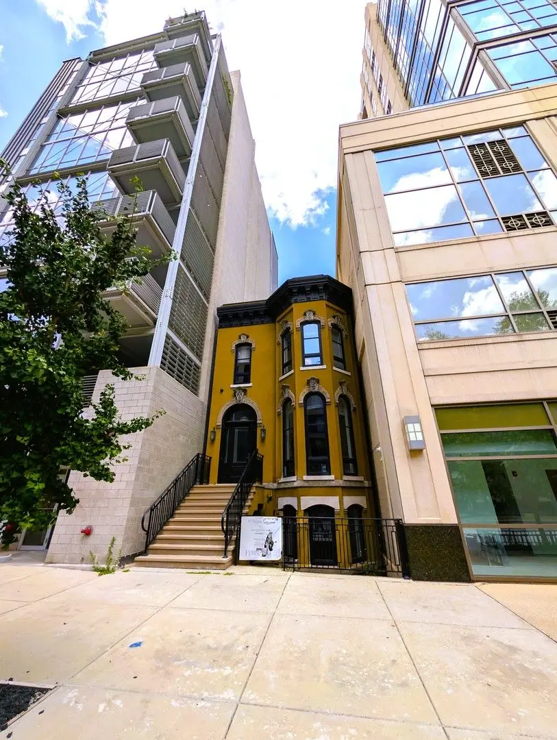 150 W Superior Street