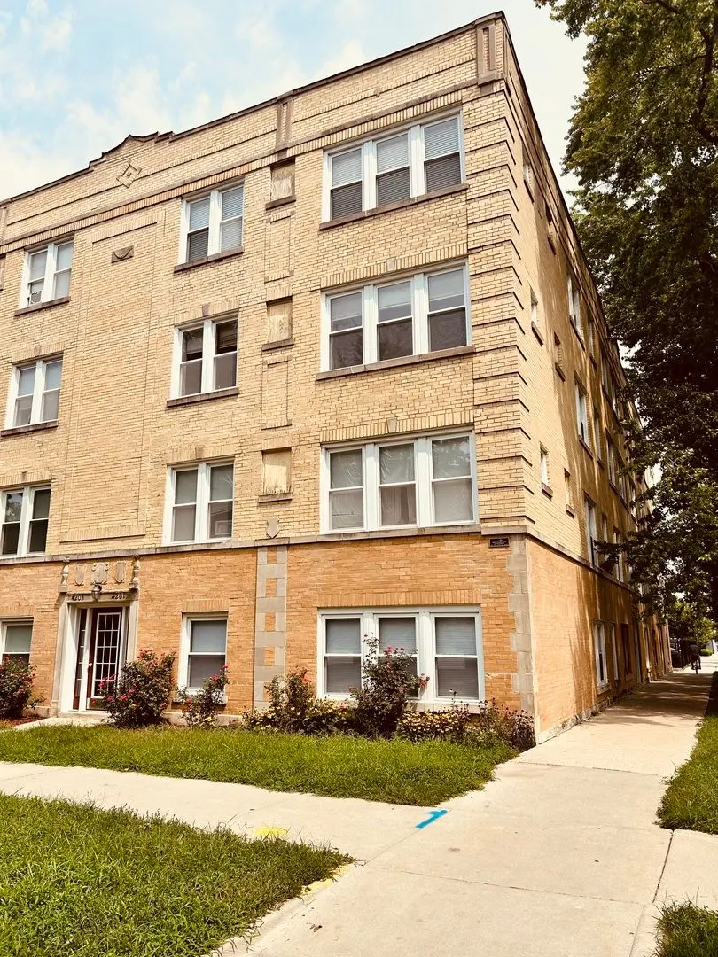 3222 W BERTEAU Avenue