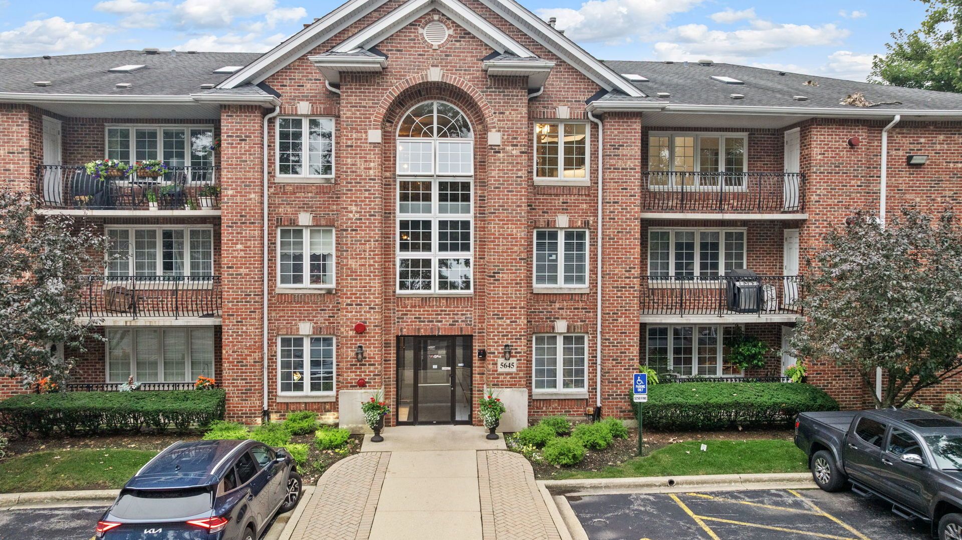 5645 S Cass Avenue, Westmont, IL