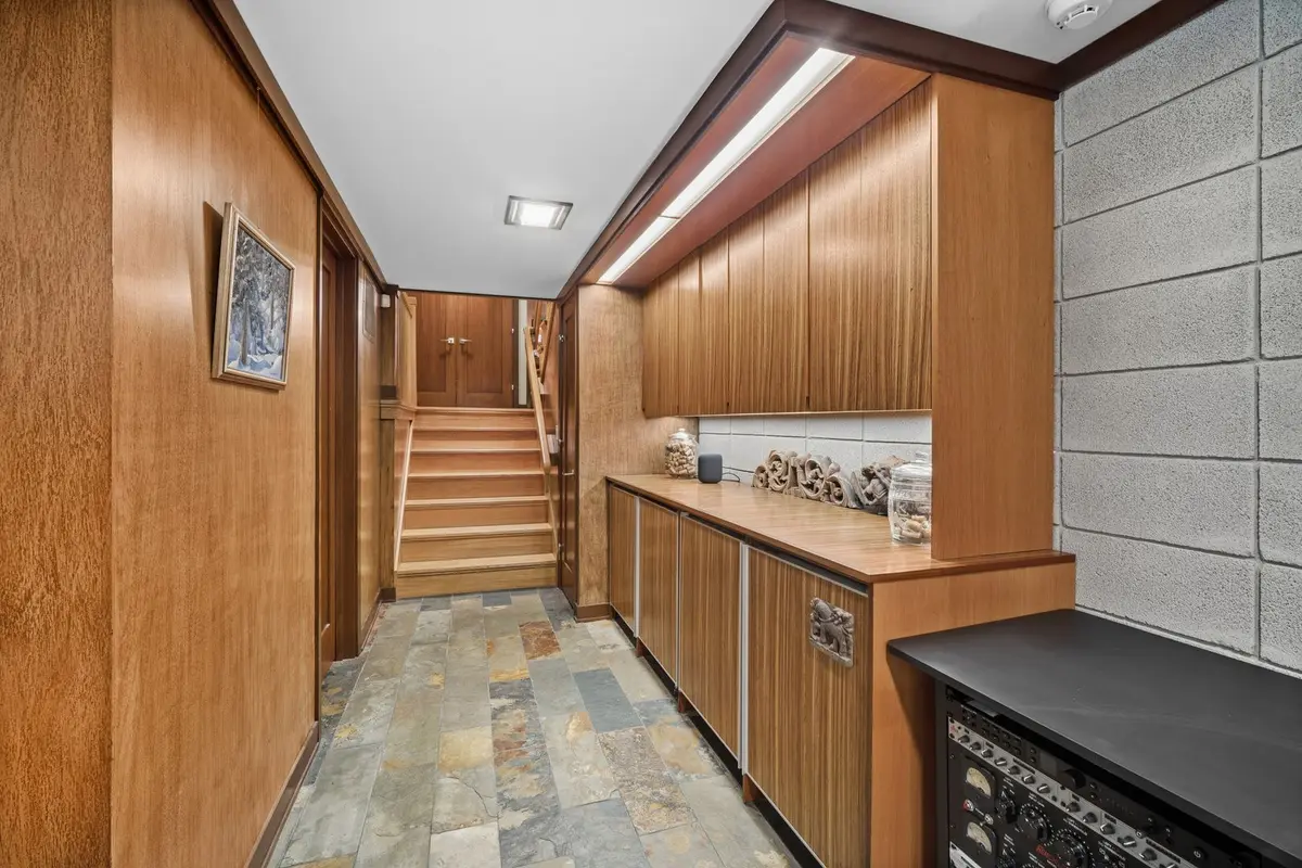 1120 Ridgewood Drive