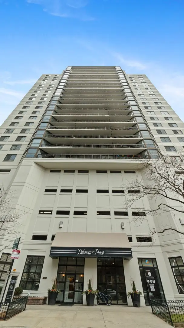 33 W Delaware Place