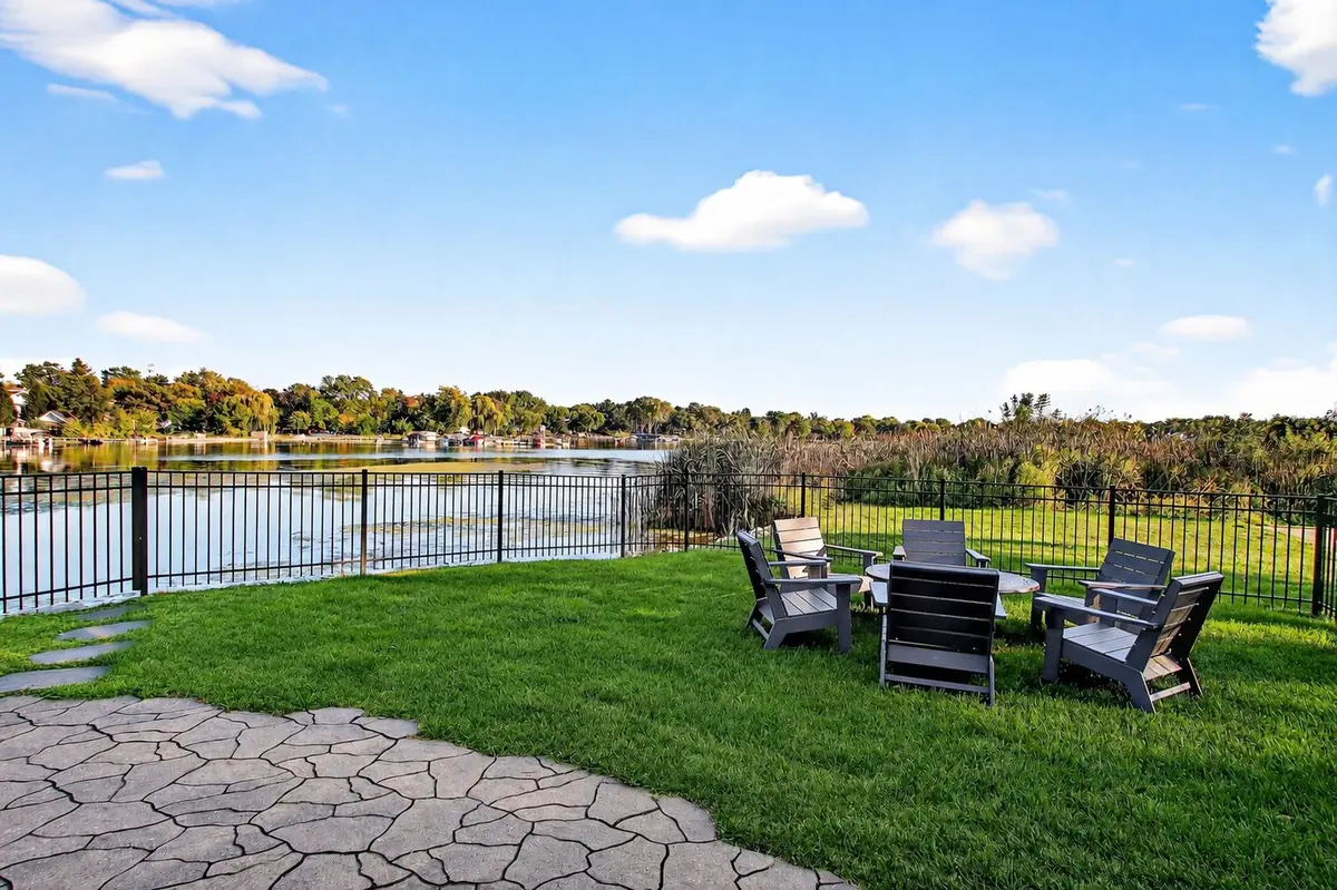827 Edgewater Parkway