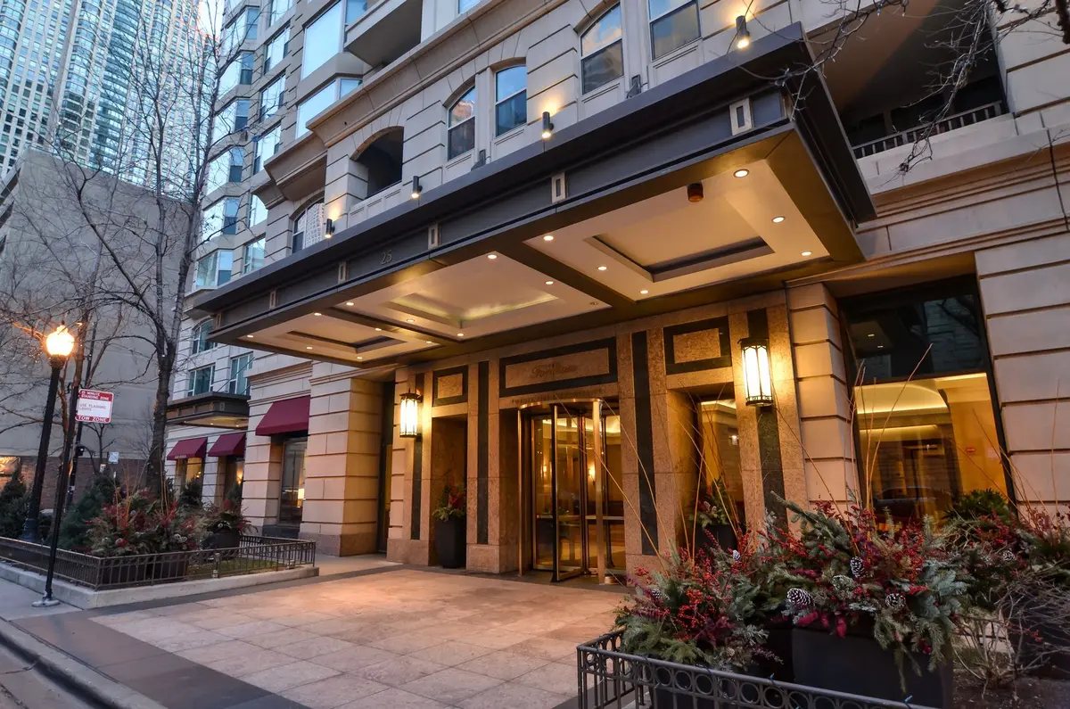 25 E SUPERIOR Street