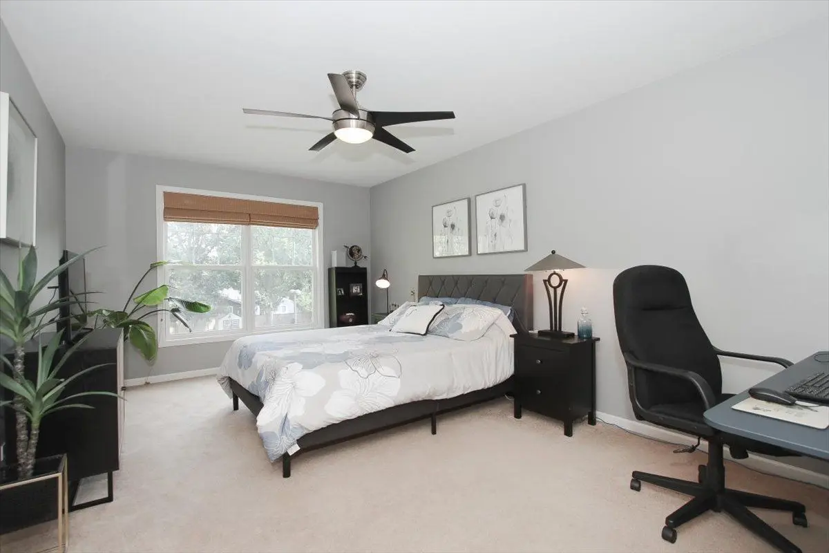 44 Lakebreeze Court