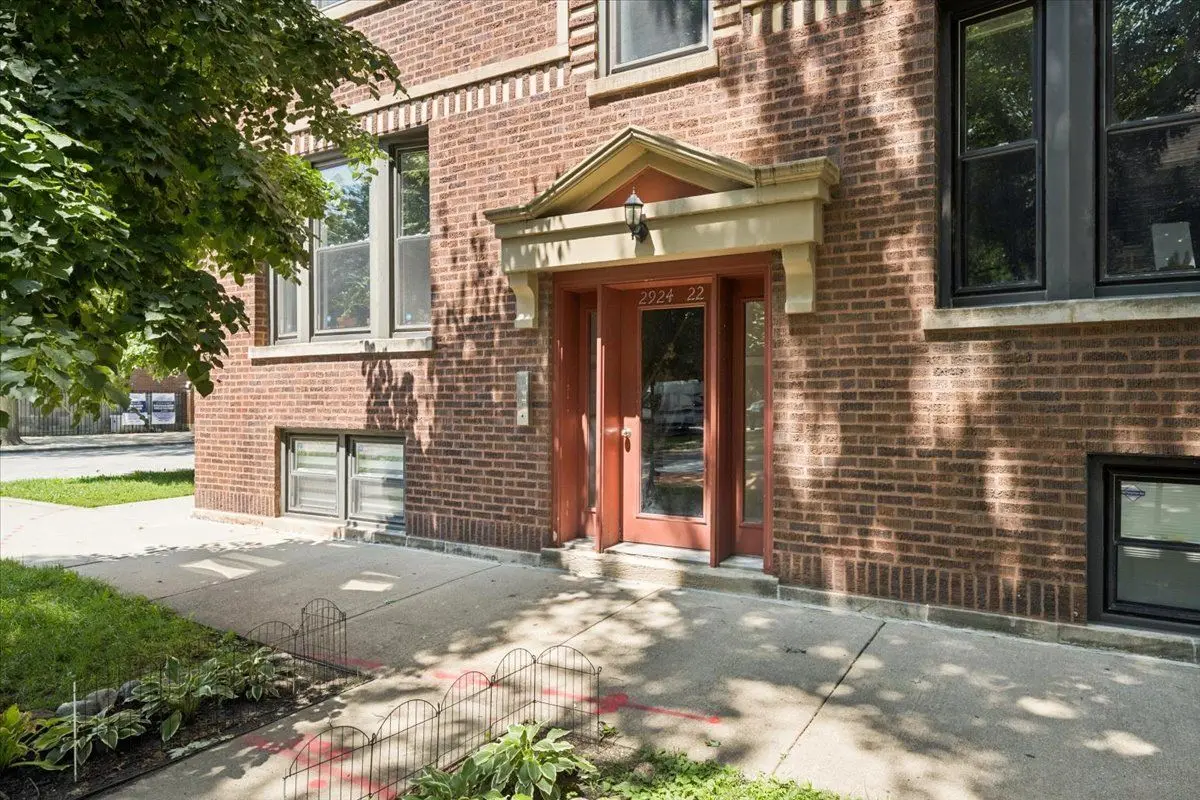 2924 W Berteau Avenue