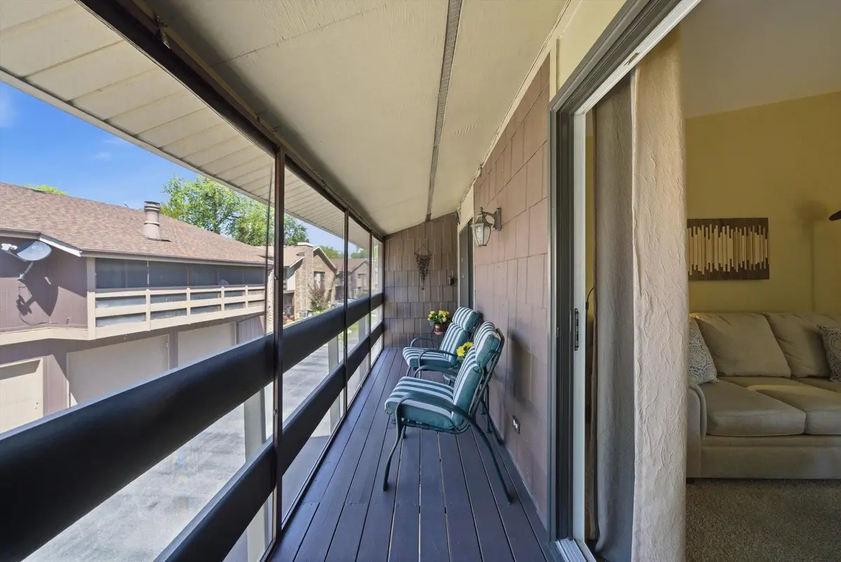 1 W Stonebridge Court