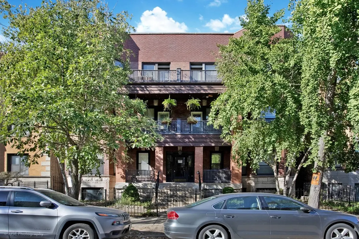 926 W Belle Plaine Avenue