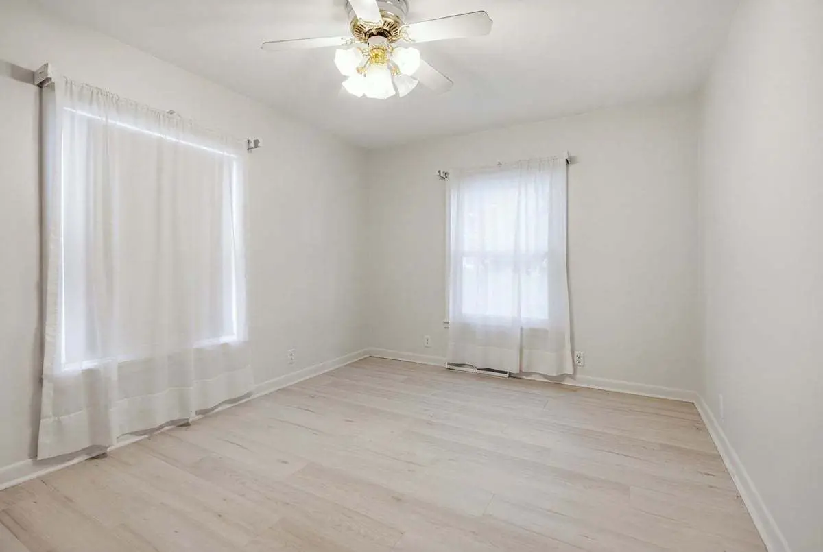 100 E Lincoln Drive