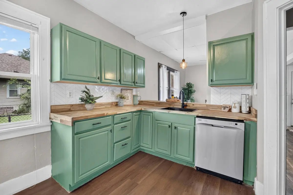 1107 W 16th Street