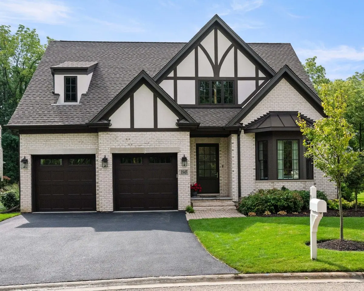 1945 Amberley Court