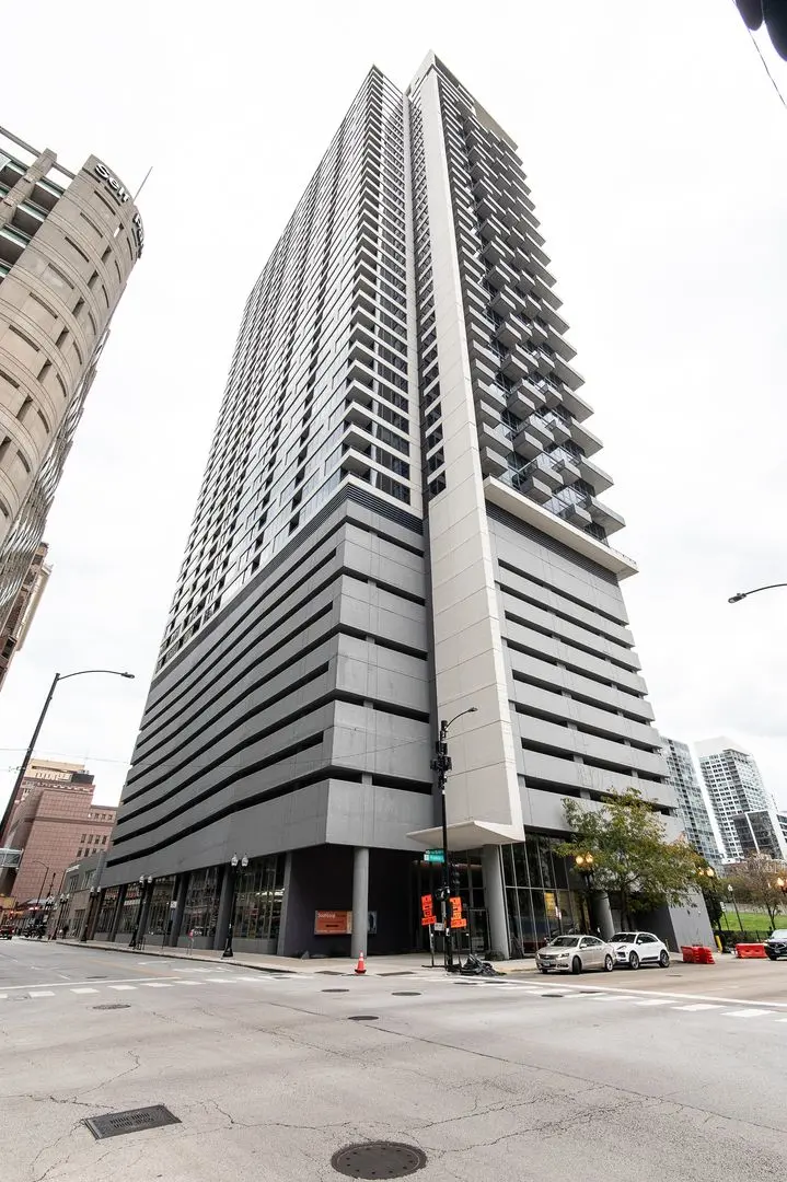 235 W Van Buren Street