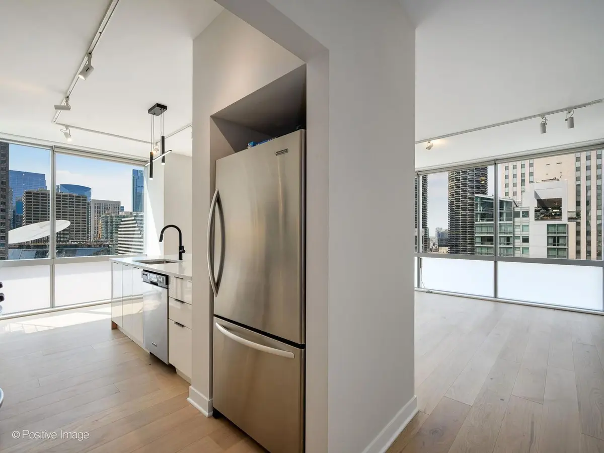 8 E RANDOLPH Street