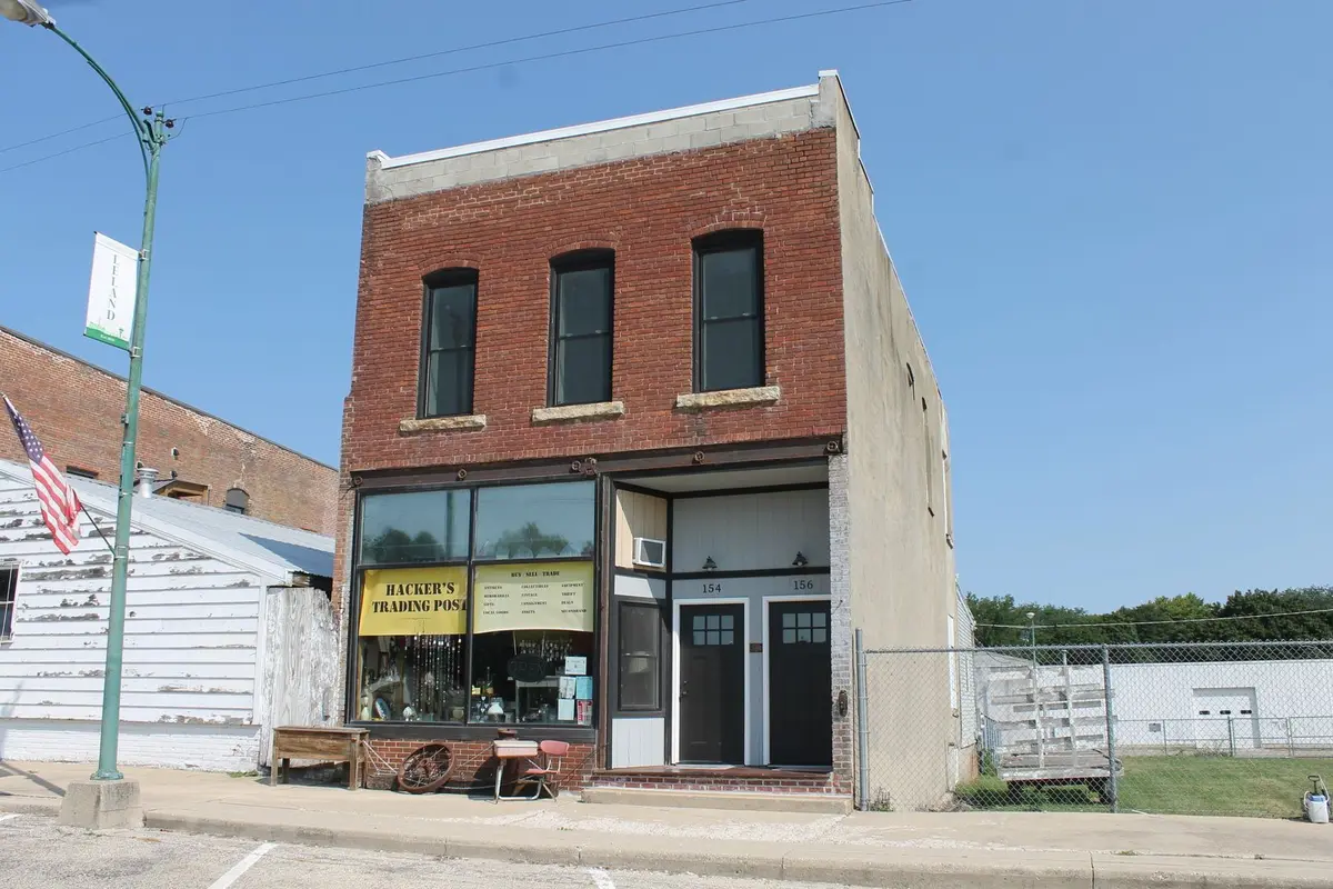 154-156 E Railroad Street