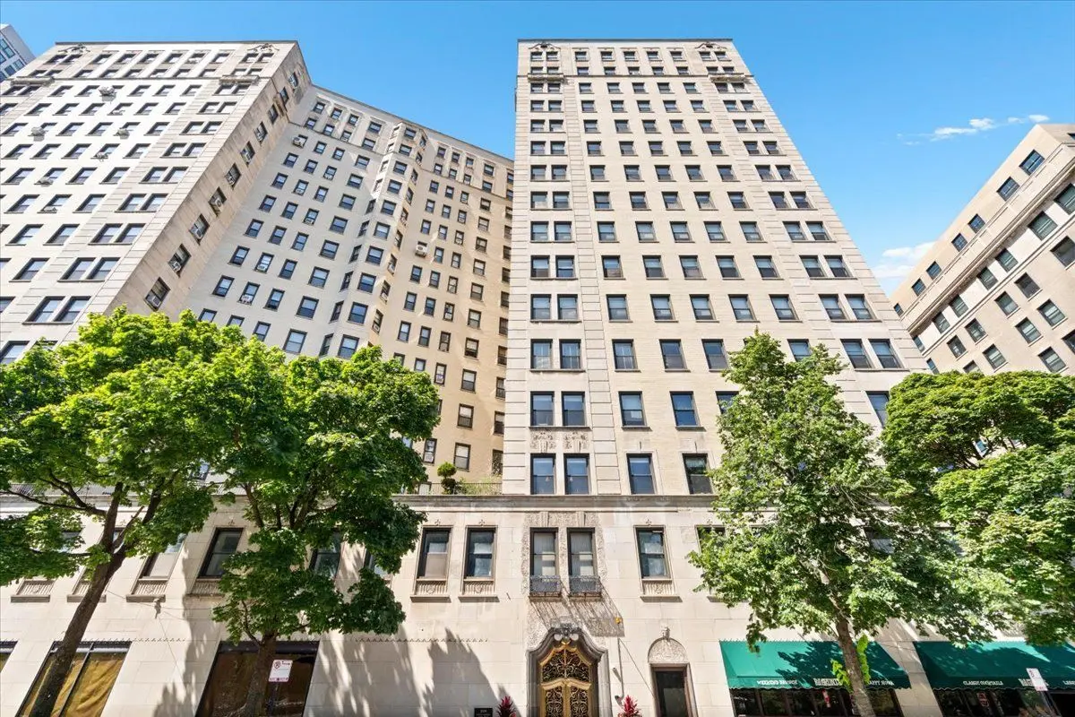 2000 N Lincoln Park West
