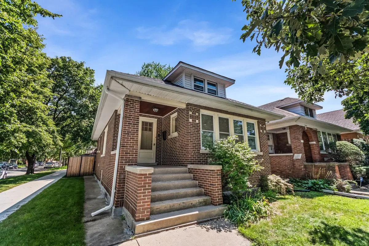 7457 N Maplewood Avenue