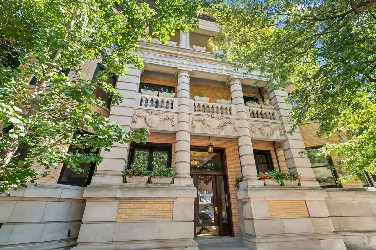 453 W Fullerton Parkway