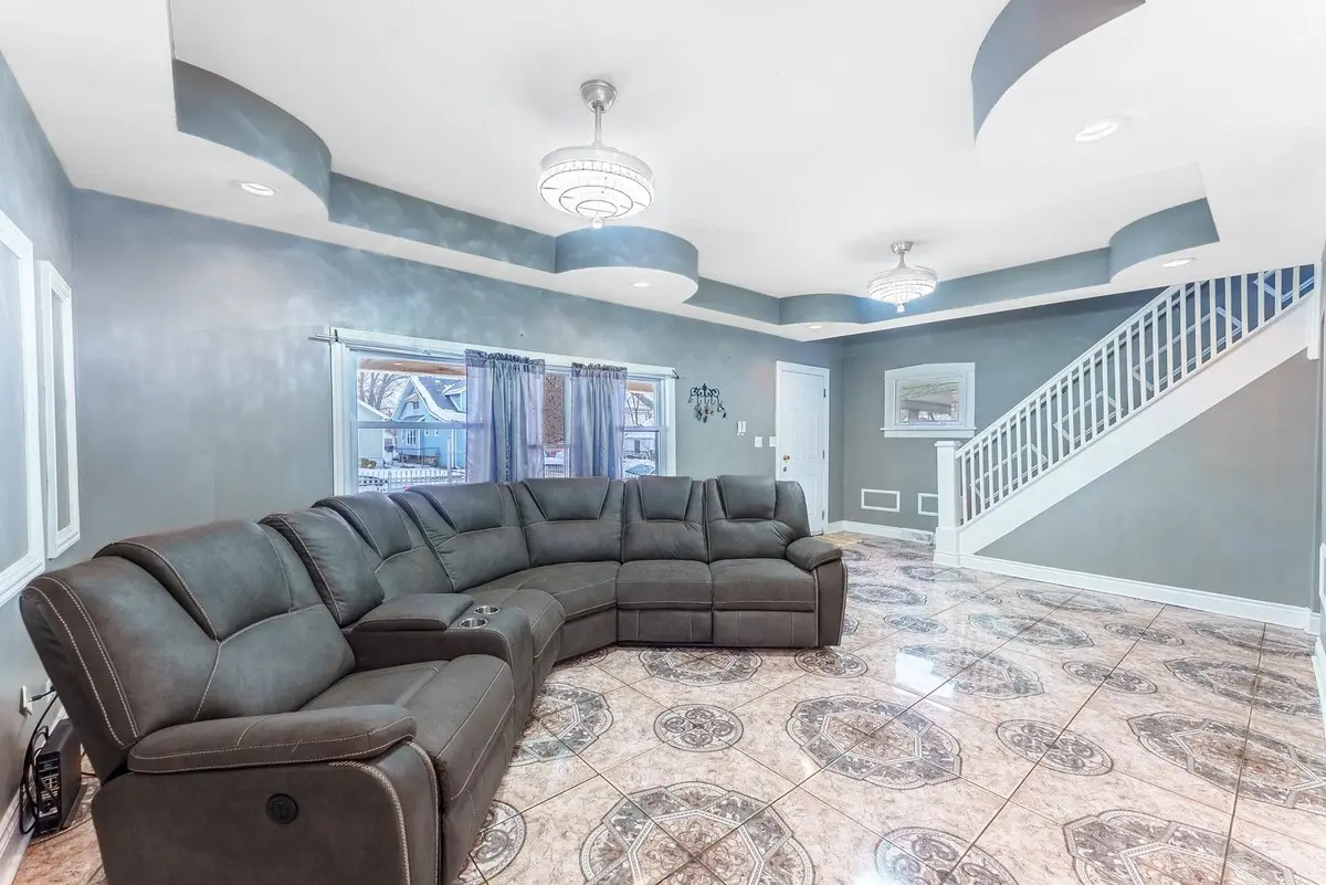15117 Vine Avenue