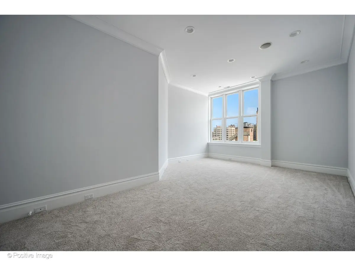 545 W Aldine Avenue