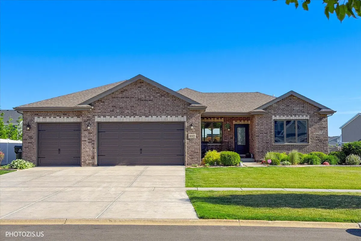 892 W Woodlawn Road