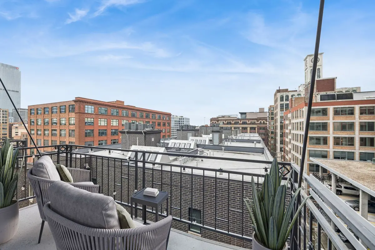 843 W Adams Street