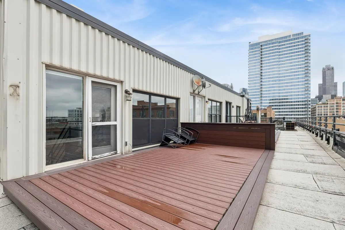 843 W Adams Street
