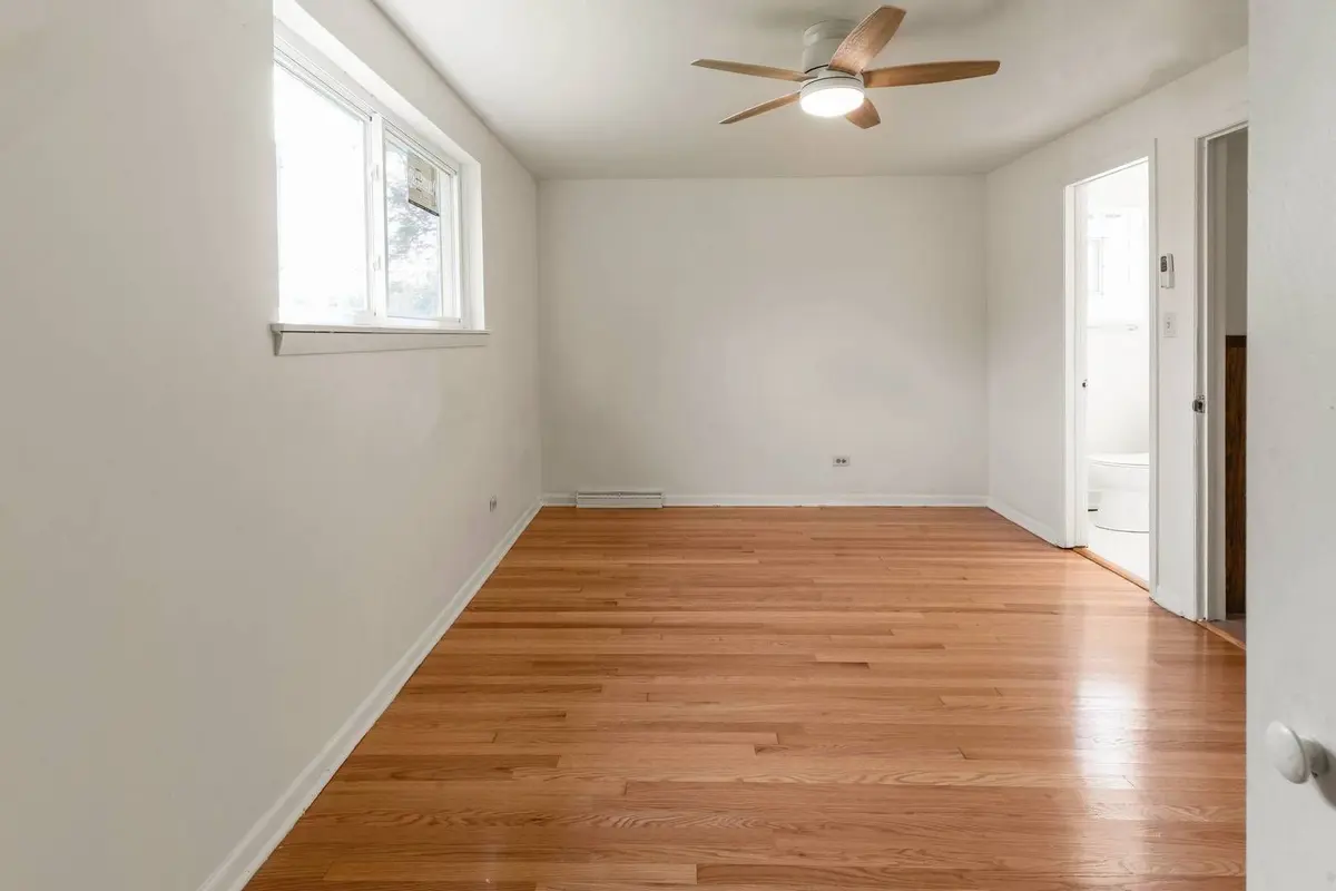 1143 W 110th Place