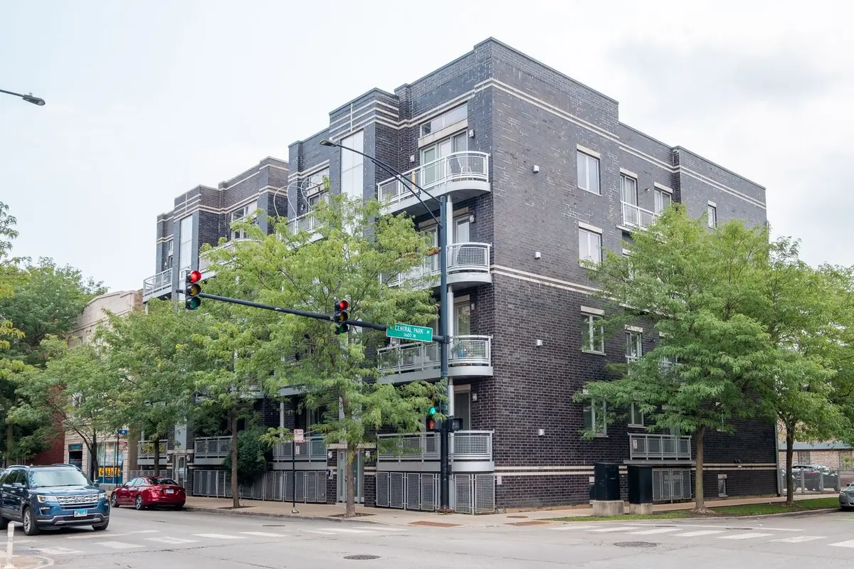 3559 W MONTROSE Avenue