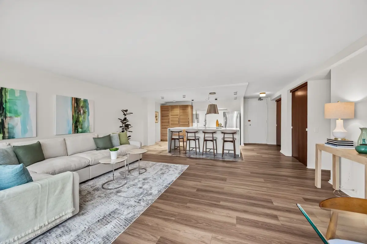 330 W DIVERSEY Parkway