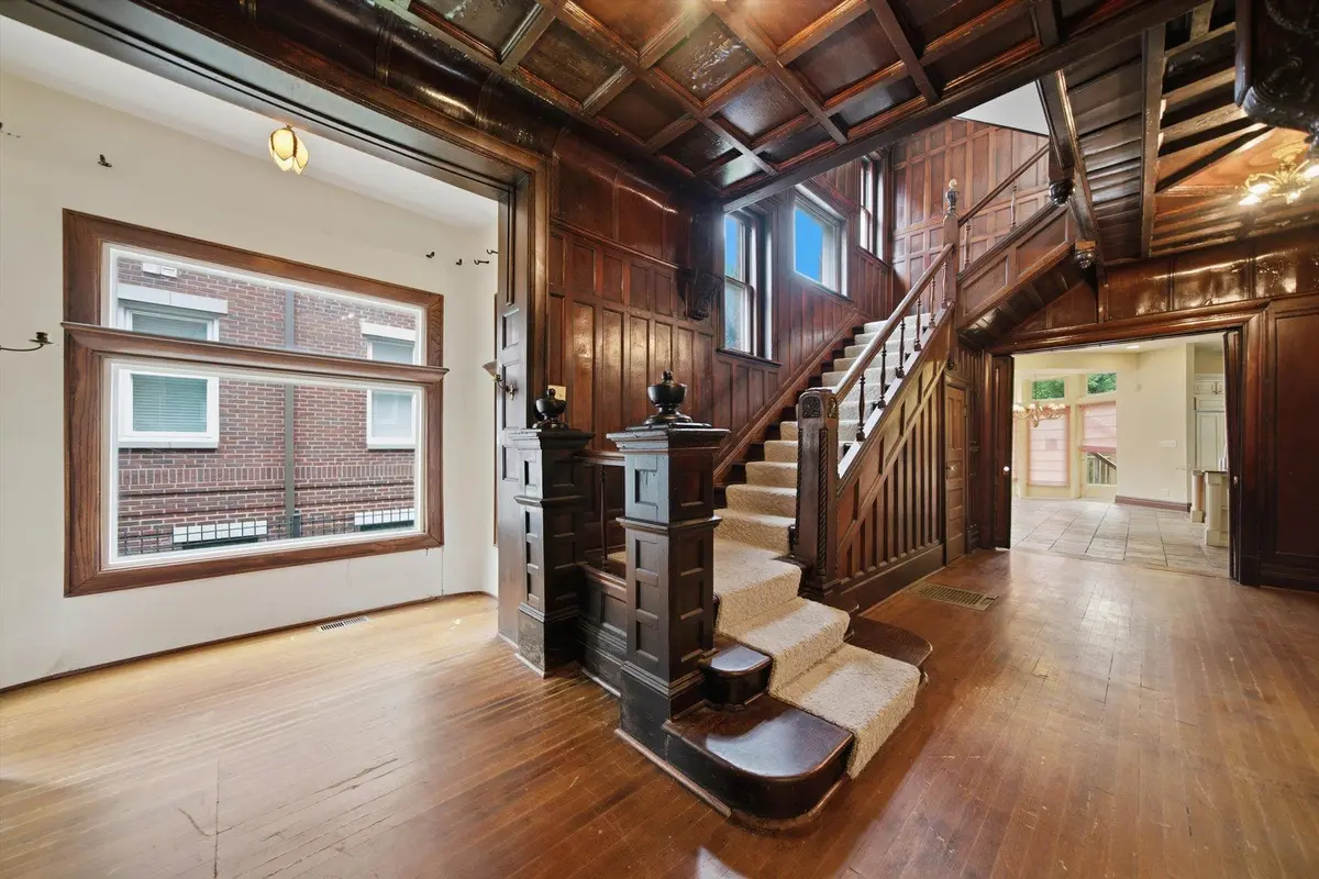 1529 W Adams Street
