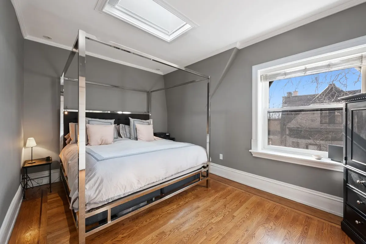 3823 N Alta Vista Terrace