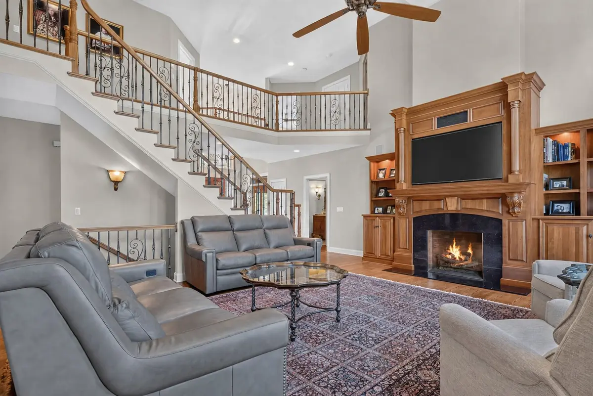 5472 Woodland Way