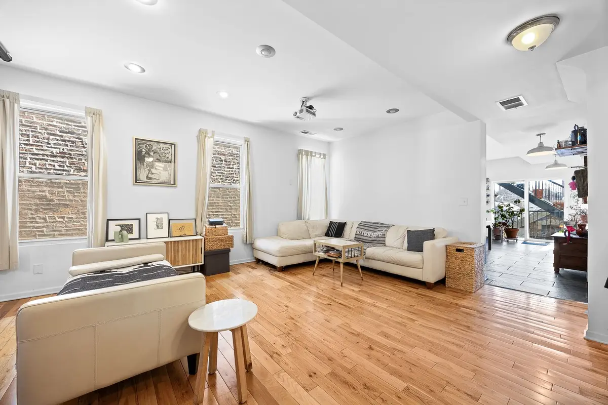 1527 W 18th Place