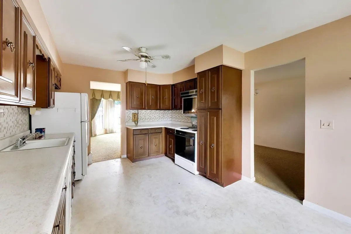 1910 E Robinhood Lane