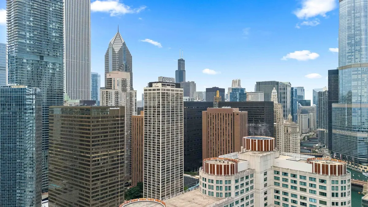 440 N Mcclurg Court