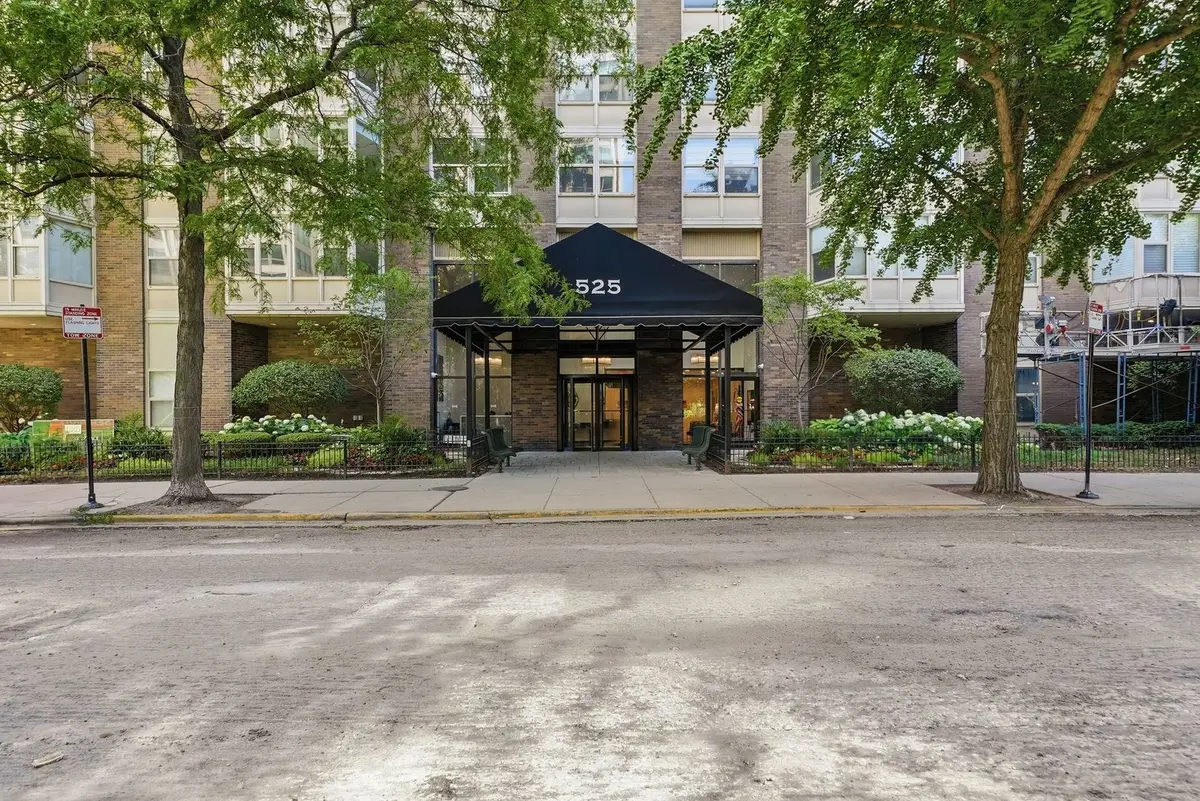 525 W Hawthorne Place