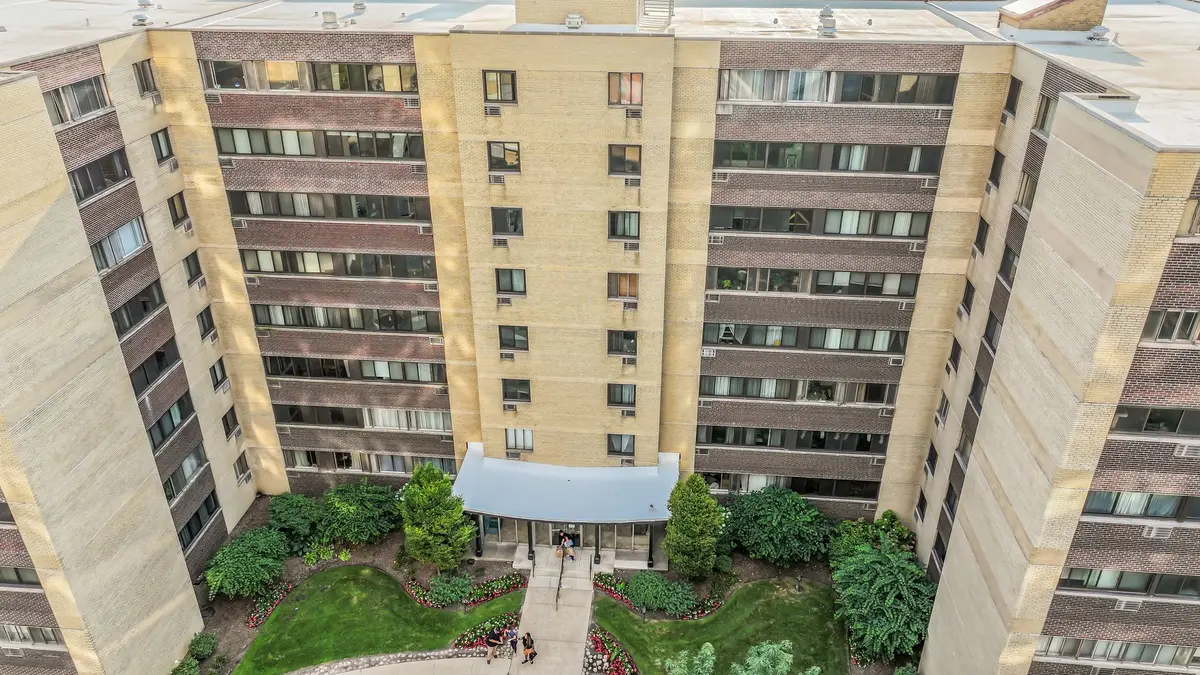 6300 N Sheridan Road