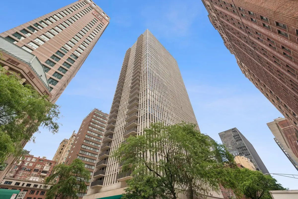 200 E Delaware Place