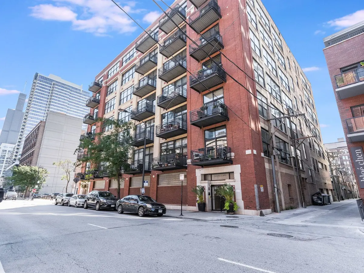 843 W Adams Street