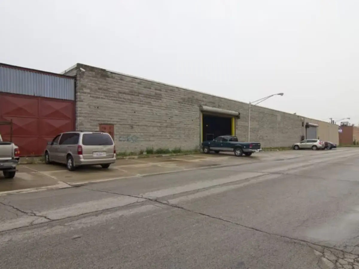 4437 W kinzie Street