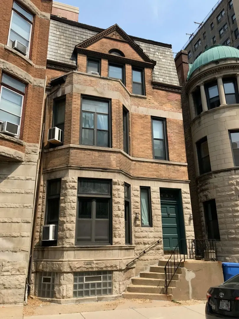 452 W St James Place