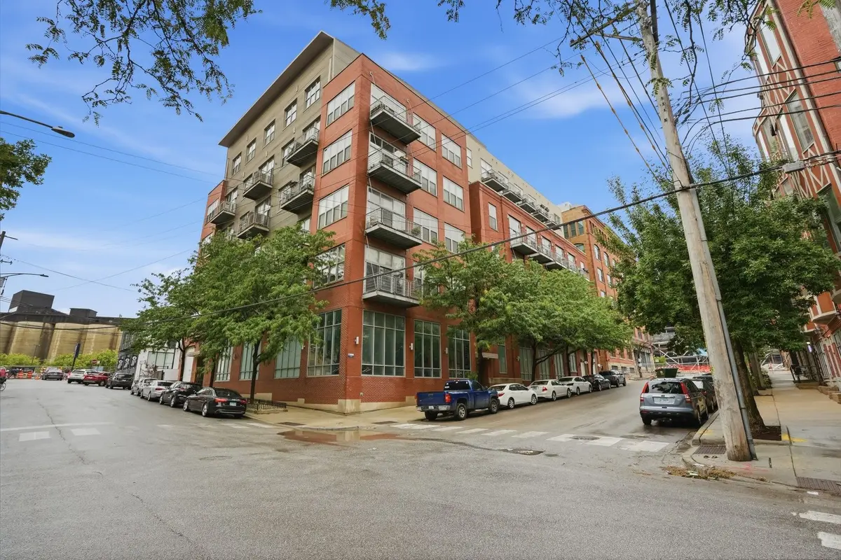 824 W Superior Street