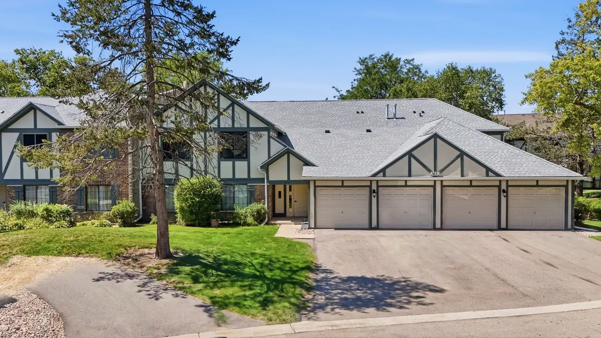 1952 N Hidden Creek Circle