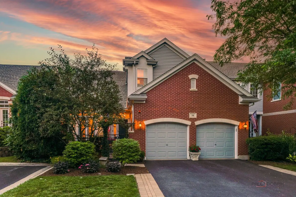 38 Lakebreeze Court