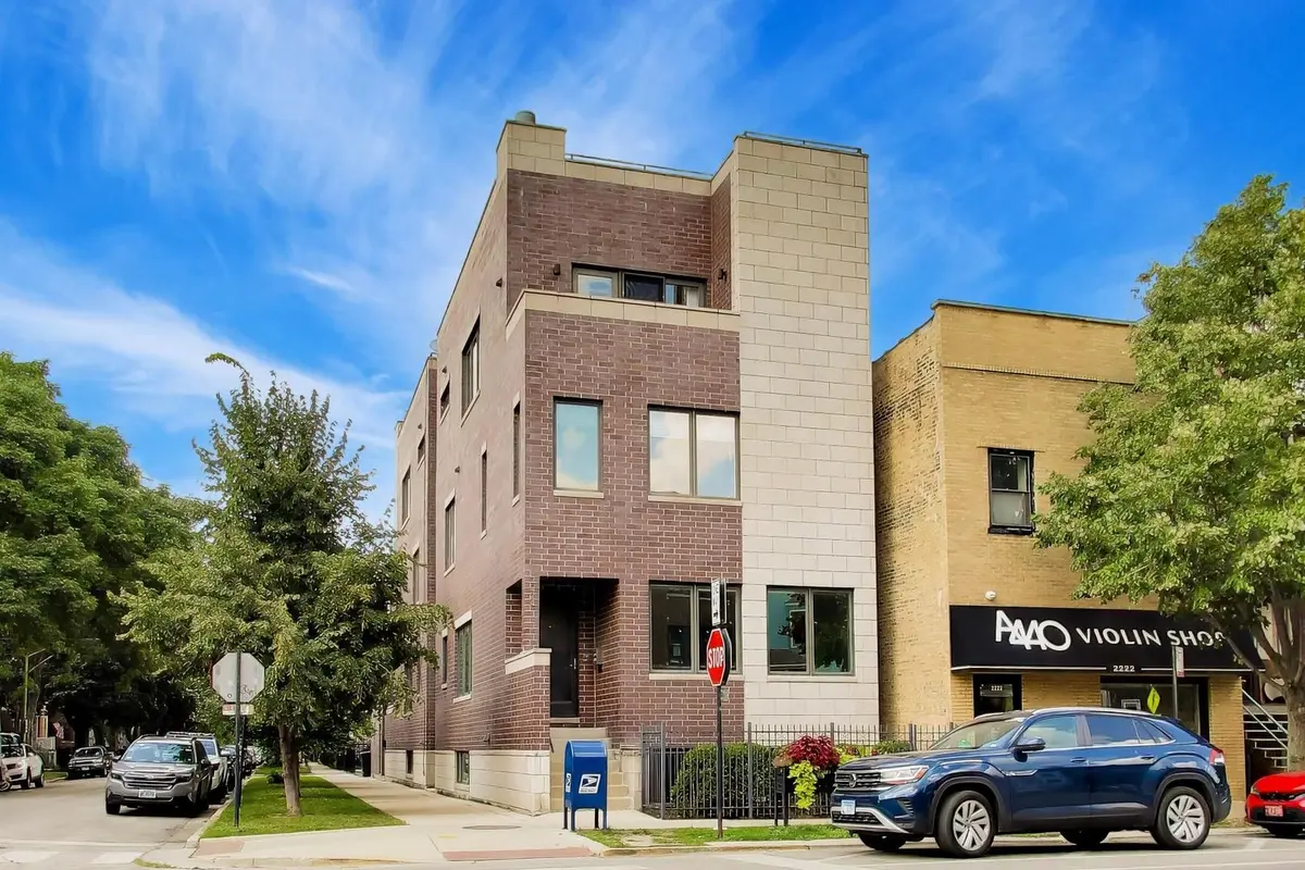 2224 W Roscoe Street