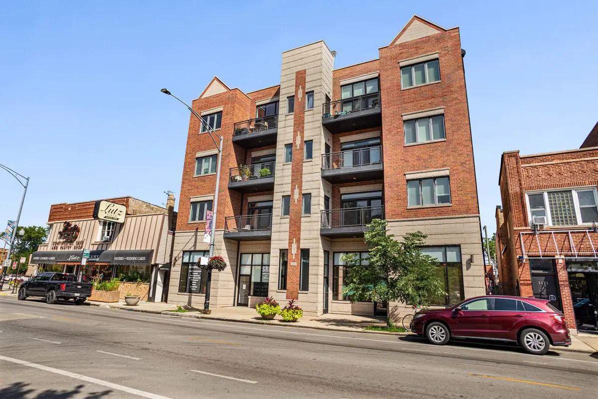 2450 W Montrose Avenue