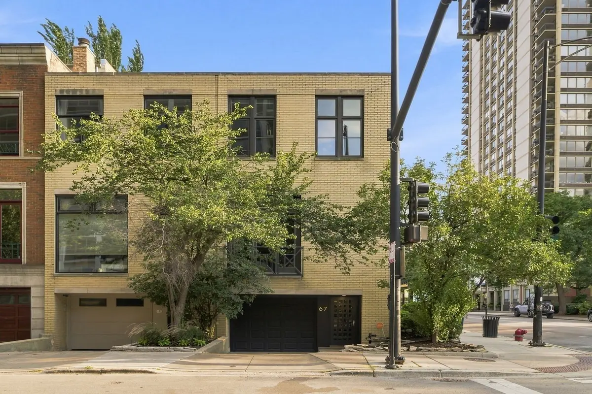 67 W Schiller Street