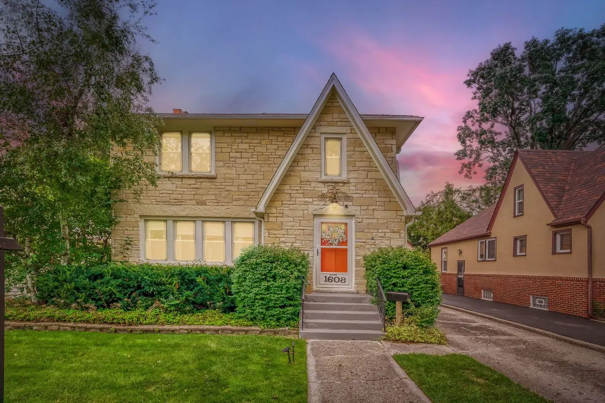 1608 Henry Place