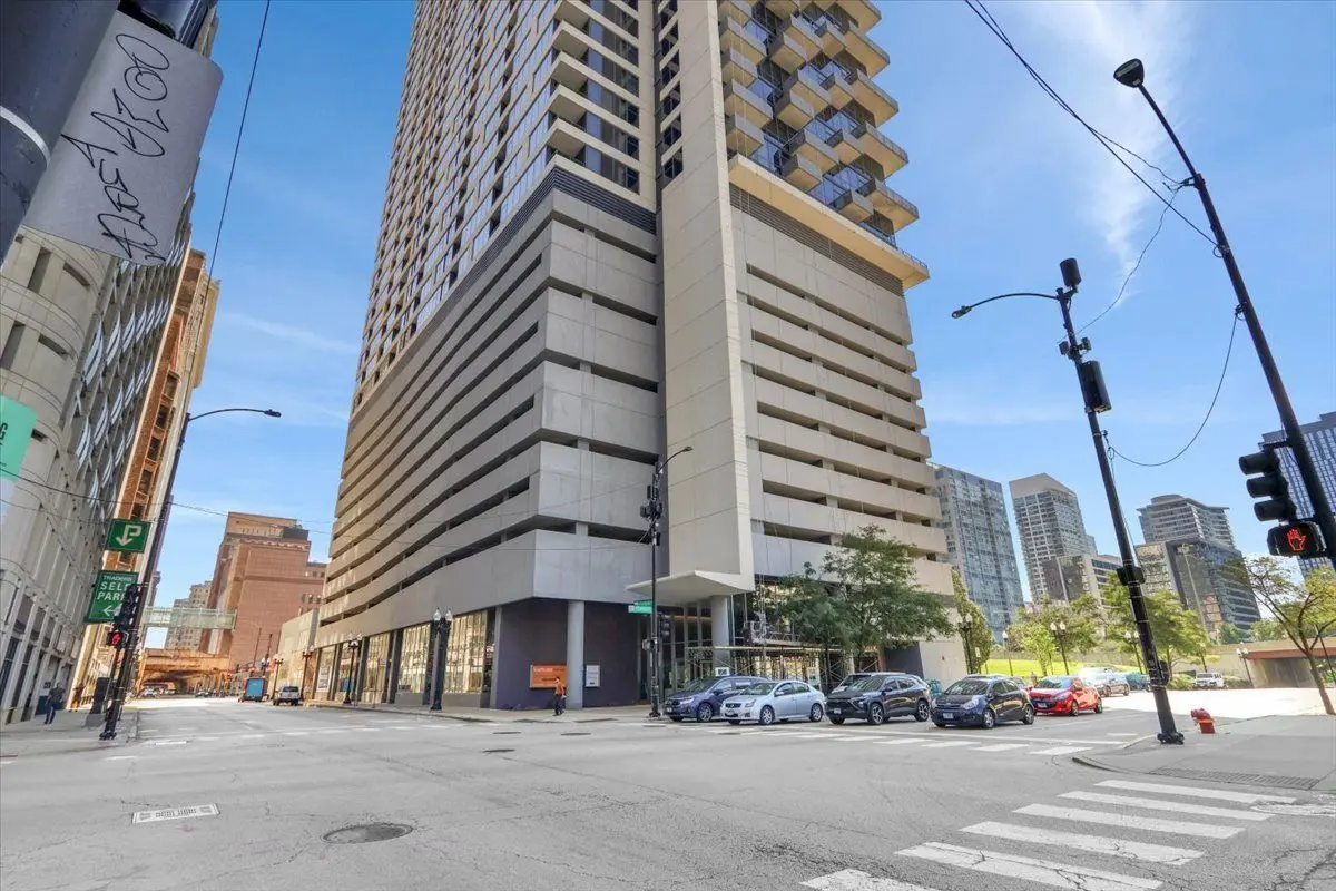 235 W Van Buren Street
